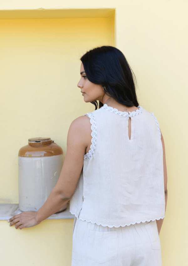 Round neck top with embroidery in linen - Azure and Indigo 