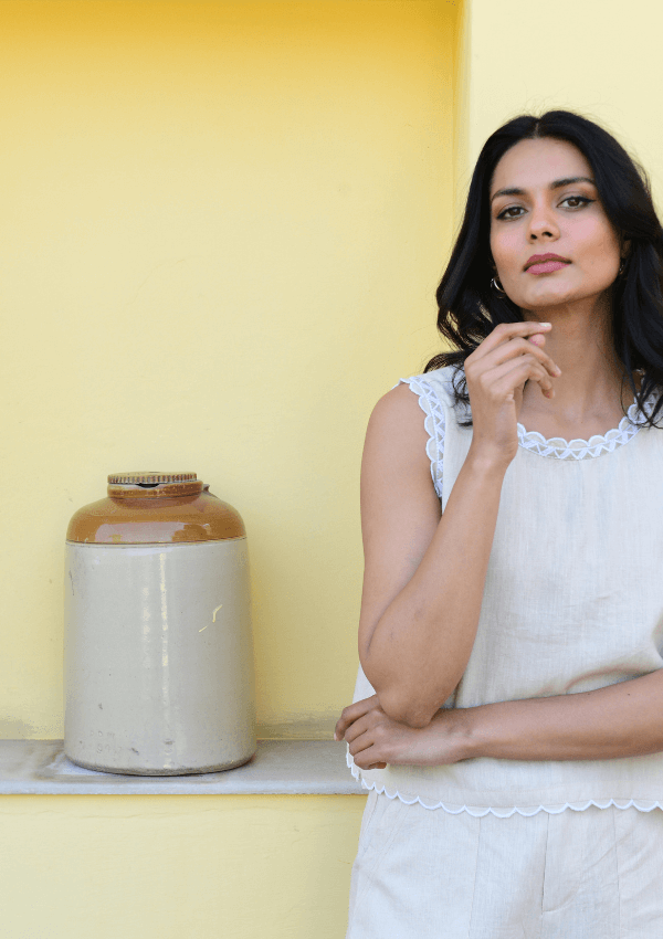 Round neck top with embroidery in linen - Azure and Indigo 