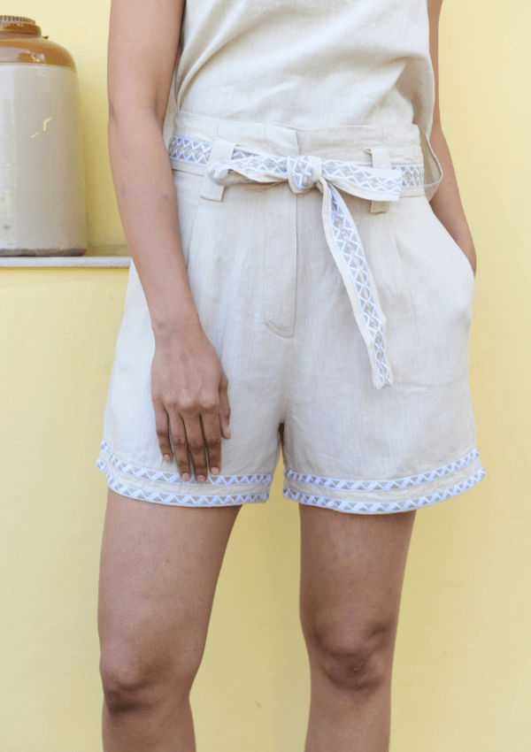 Dressy summer shorts with belt in linen - Azure and Indigo 