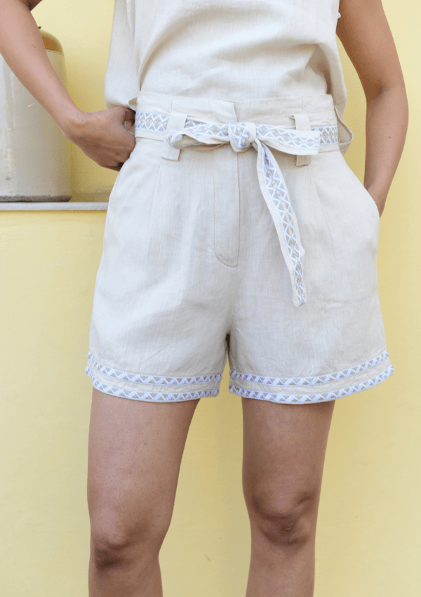 Dressy summer shorts with belt in linen - Azure and Indigo 