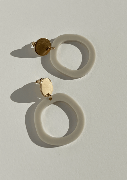 Beige minimalist earrings - Mingled