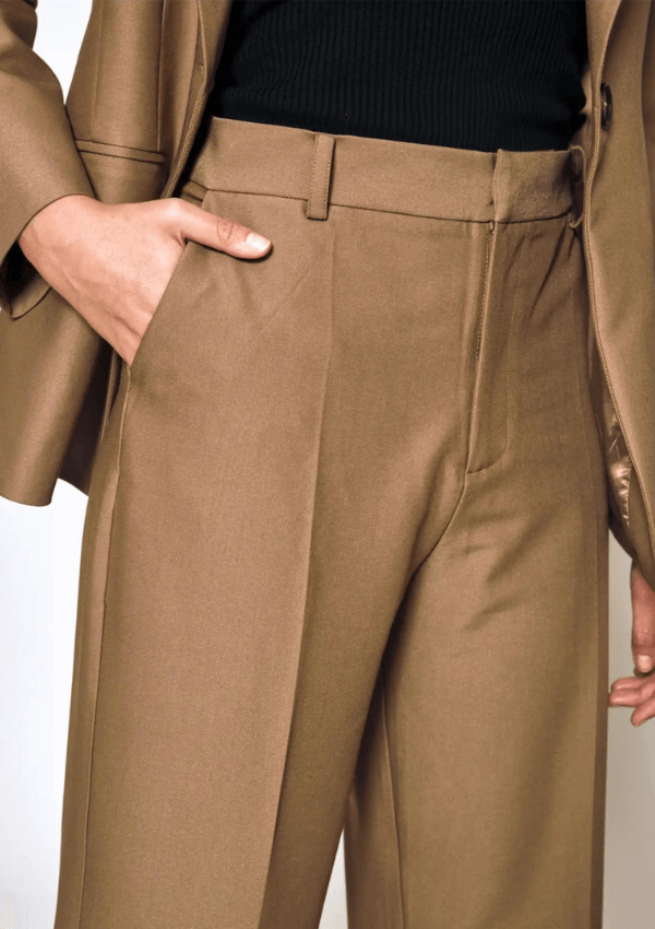 Tailored trousers in caramel - Lakeyo