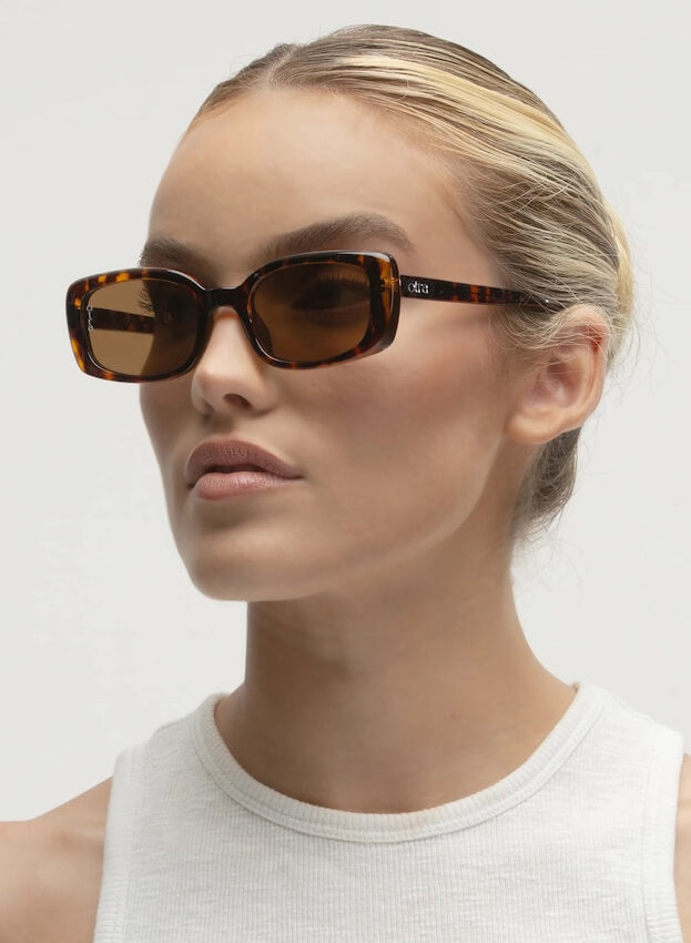 Rectangular sunglasses in tortoiseshell - Otra Eyewear