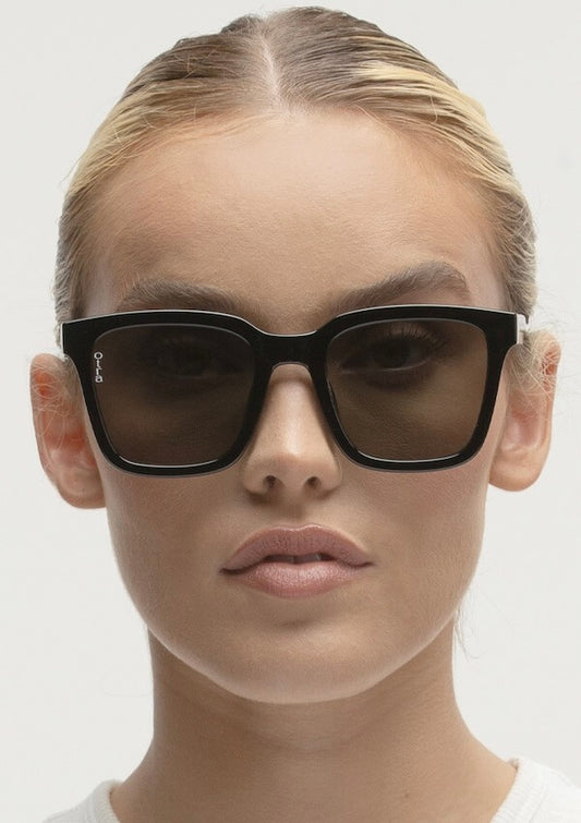 Black sunglasses with green lens - Otra Eyewear